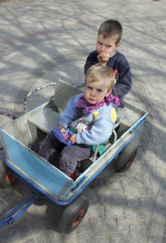 Kinder im Bollerwagen