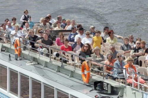 Touristen auf einem Schiff