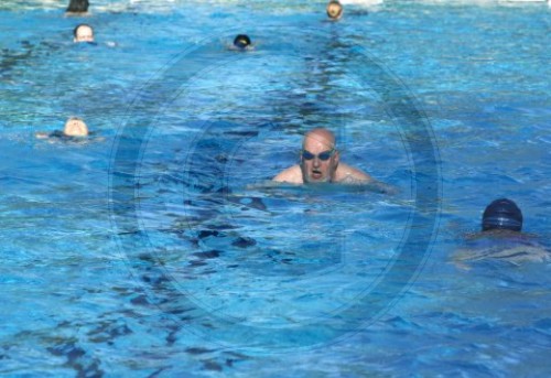 Rentner im Schwimmbad