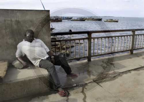Schlafender Fischer am Hafen in Dar es Salaam