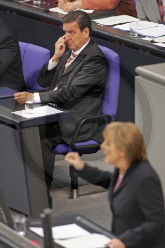 Merkel und Schroeder im Bundestag