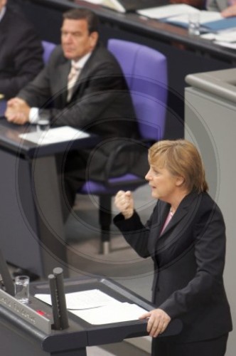 Merkel und Schroeder im Bundestag