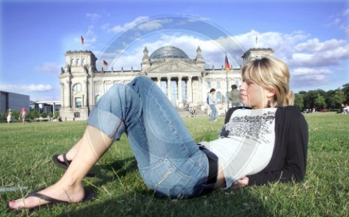 Frau vor dem Reichstag
