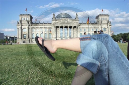 Junge Frau vor dem Reichstag