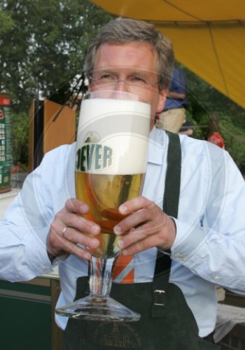 Wulff trinkt Bier