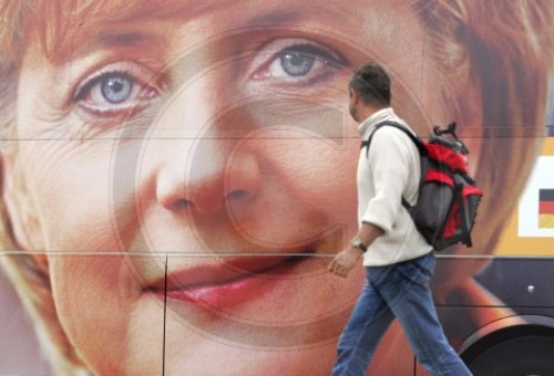 Passant vor Merkel Portraet