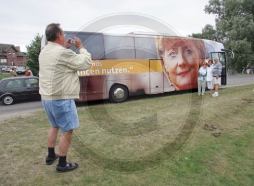 Passant vor Merkel Portraet