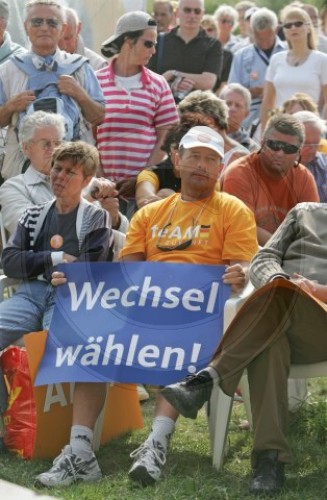 Zuschauer beim CDU Wahlkampf