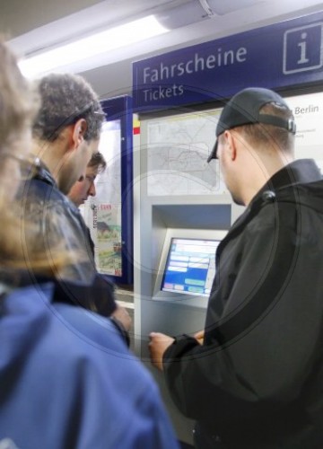 Jugendlicher am Fahrscheinautomat