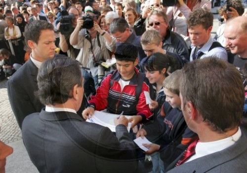Schroeder gibt Autogramme