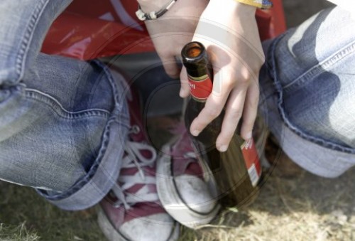 Jugendliche mit Bierflasche
