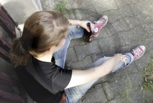 Maedchen mit Bierflasche