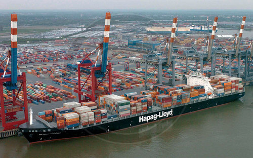 Containerschiff der Reederei Hapag-Lloyd