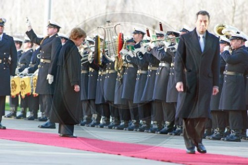 Erste militärische Ehren von Bundeskanzlerin MERKEL