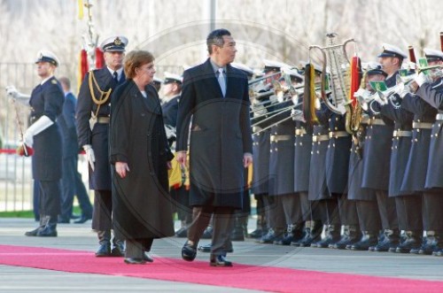 Erste militärische Ehren von Bundeskanzlerin MERKEL