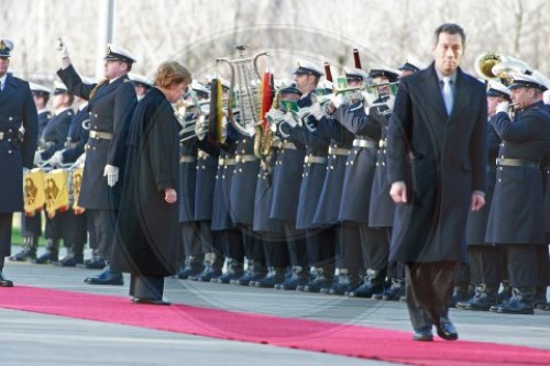 Erste militärische Ehren von Bundeskanzlerin MERKEL