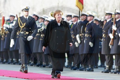 Erste militärische Ehren von Bundeskanzlerin MERKEL