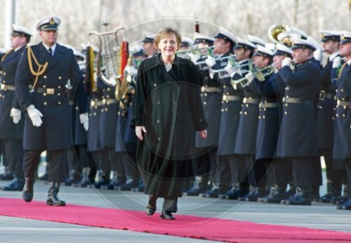Erste militärische Ehren von Bundeskanzlerin MERKEL