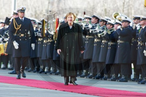 Erste militärische Ehren von Bundeskanzlerin MERKEL