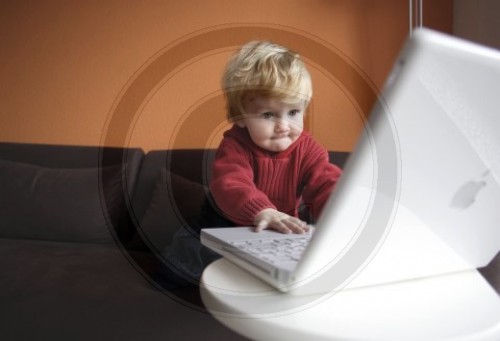 Kleinkind und Computer