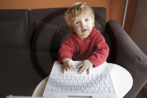 Kleinkind und Computer