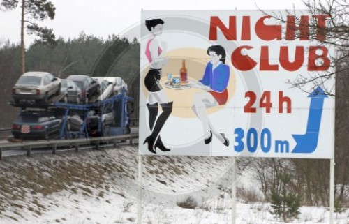 Night Club-Schild an einer Autobahn