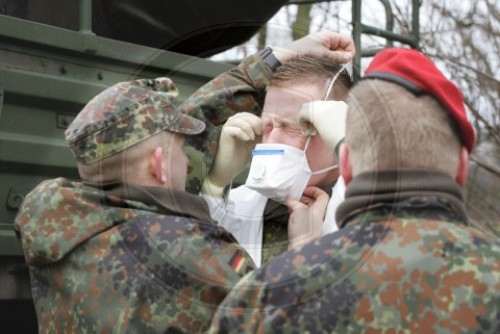 Soldaten in Schutzanzuegen