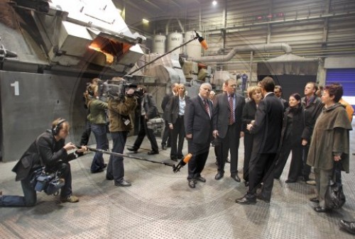 MERKEL besucht Eisengiesserei