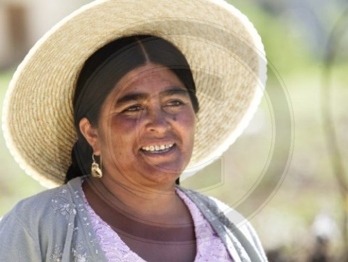 Baeuerin in Festtagskleidung in Bolivien