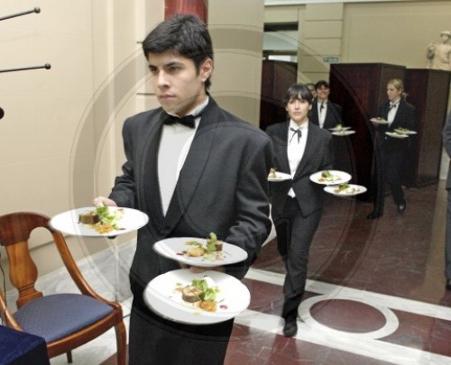 Kellner servieren