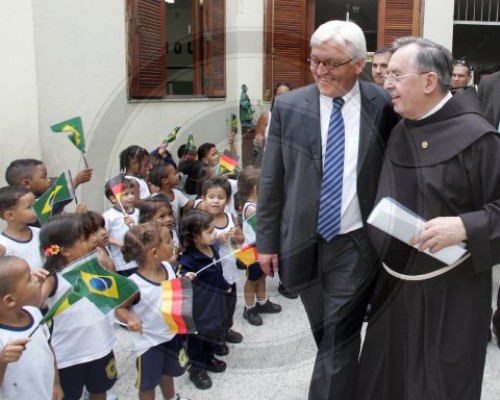 BM Steinmeier besucht in Rio de Janeiro eine Hafenschule