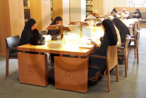 Frauen in der Bibliothek