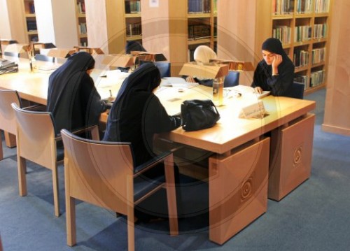 Frauen in der Bibliothek
