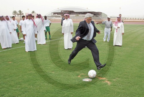 Steinmeier spielt Fussball in Saudi Arabien