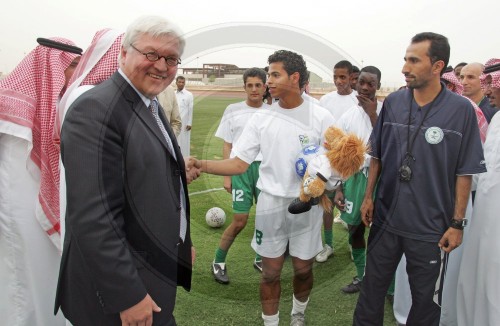 Steinmeier spielt Fussball in Saudi Arabien