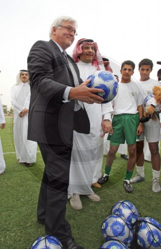 Steinmeier spielt Fussball in Saudi Arabien