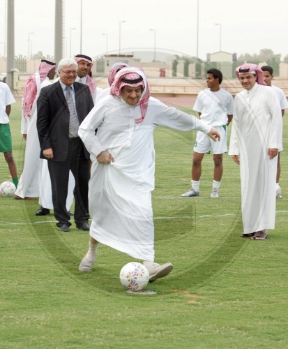 Steinmeier spielt Fussball in Saudi Arabien