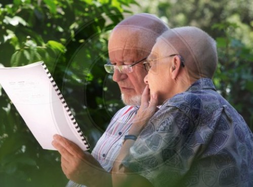 Seniorenpaar mit einem Vertrag