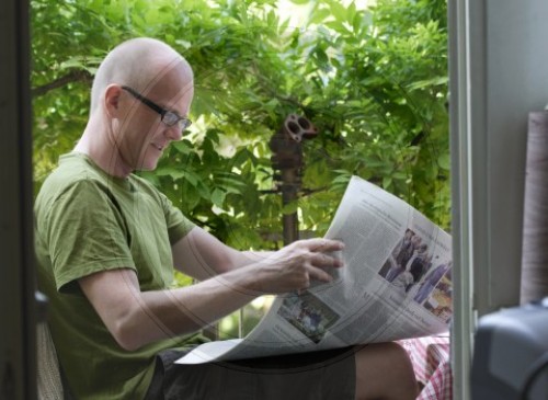 Mann liest die Zeitung