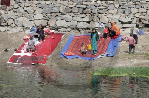Familie am Fluss im Kabul