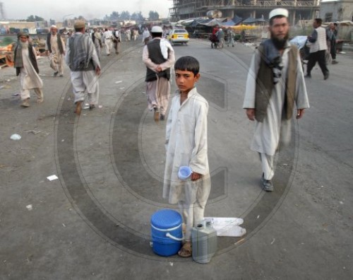 Junge verkauft Trinkwasser, Kabul