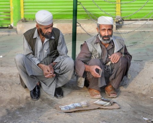 Devisenhaendler auf der Strasse in Kabul