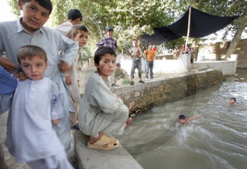 Kinder spielen an einem Fluss in Kunduz