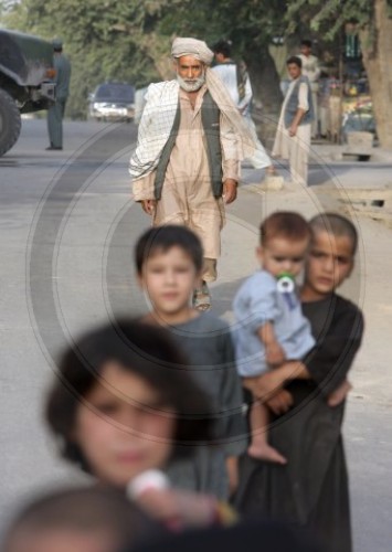 Mann und Kinder in Kunduz