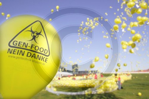 Luftballonaktion gegen Gen-Food