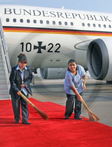 Roter Teppich vor einem Airbus der Luftwaffe