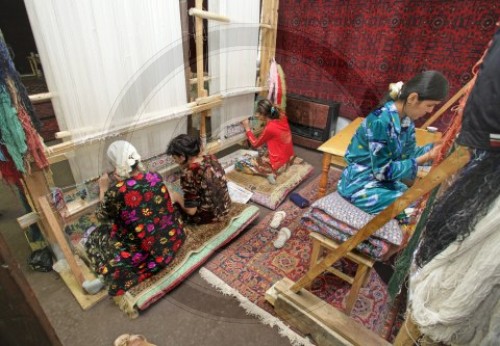 Teppichknuepferinnen in Usbekistan