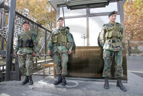 Soldaten vor dem Praesidentenpalast