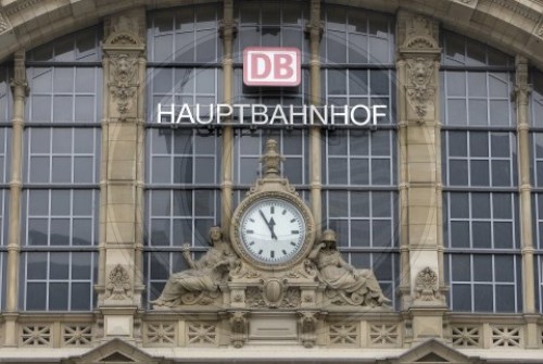 Deutsche Bahn AG , Bahnhofsuhr zeigt fünf vor zwölf.