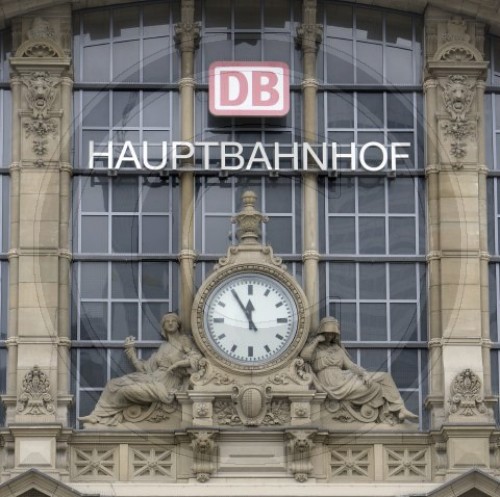 Deutsche Bahn AG , Bahnhofsuhr zeigt fünf vor zwölf.